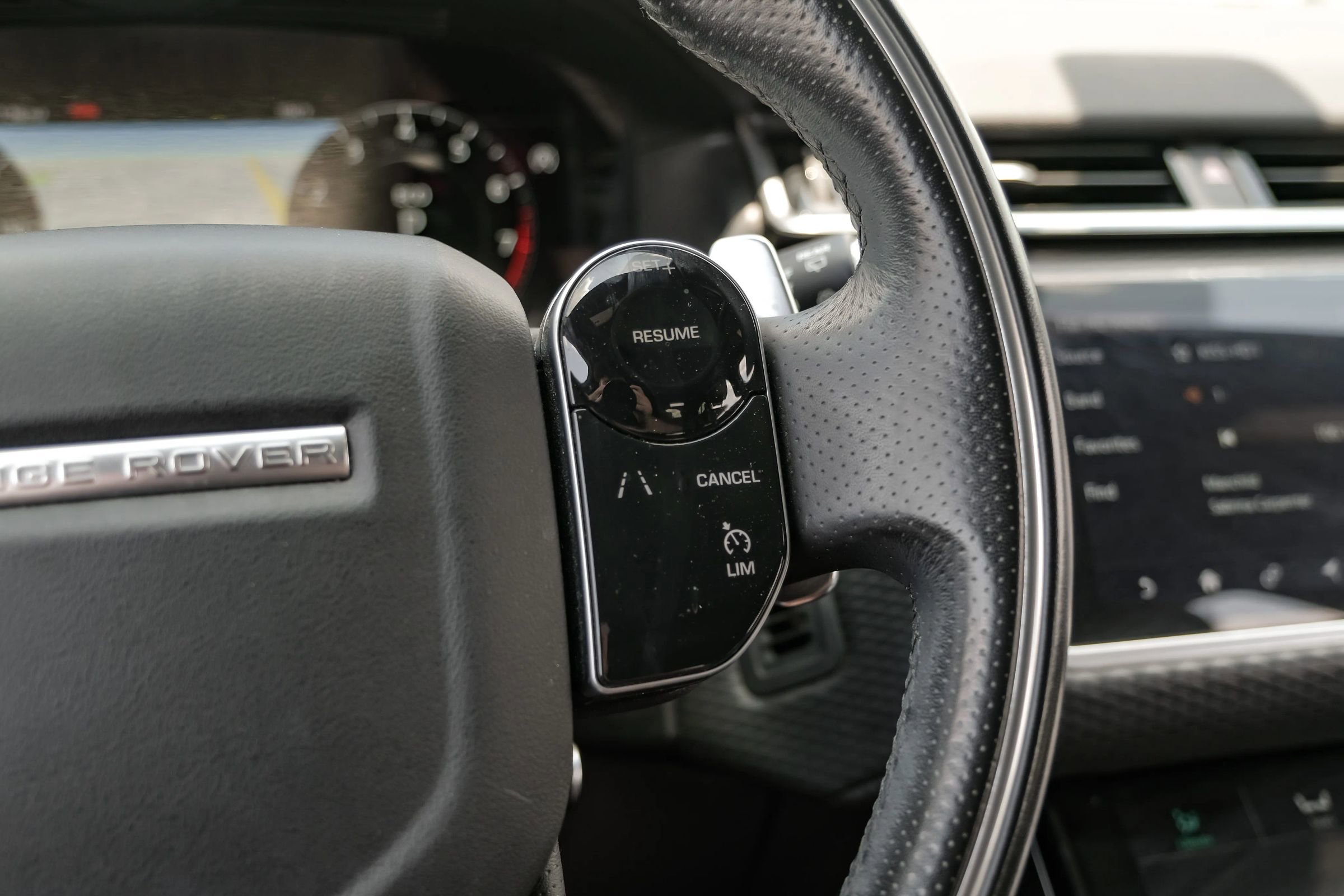 Used 2018 Land Rover Range Rover Velar R-Dynamic SE image 18