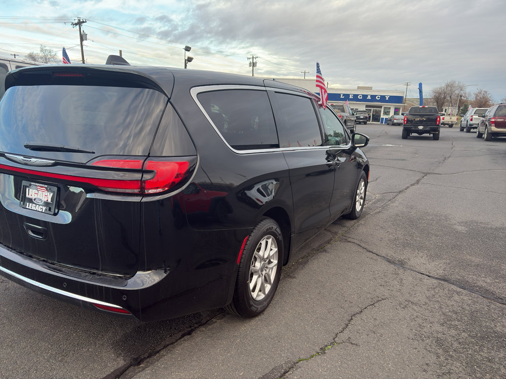 Used 2024 Chrysler Pacifica Touring-L FWD image 12
