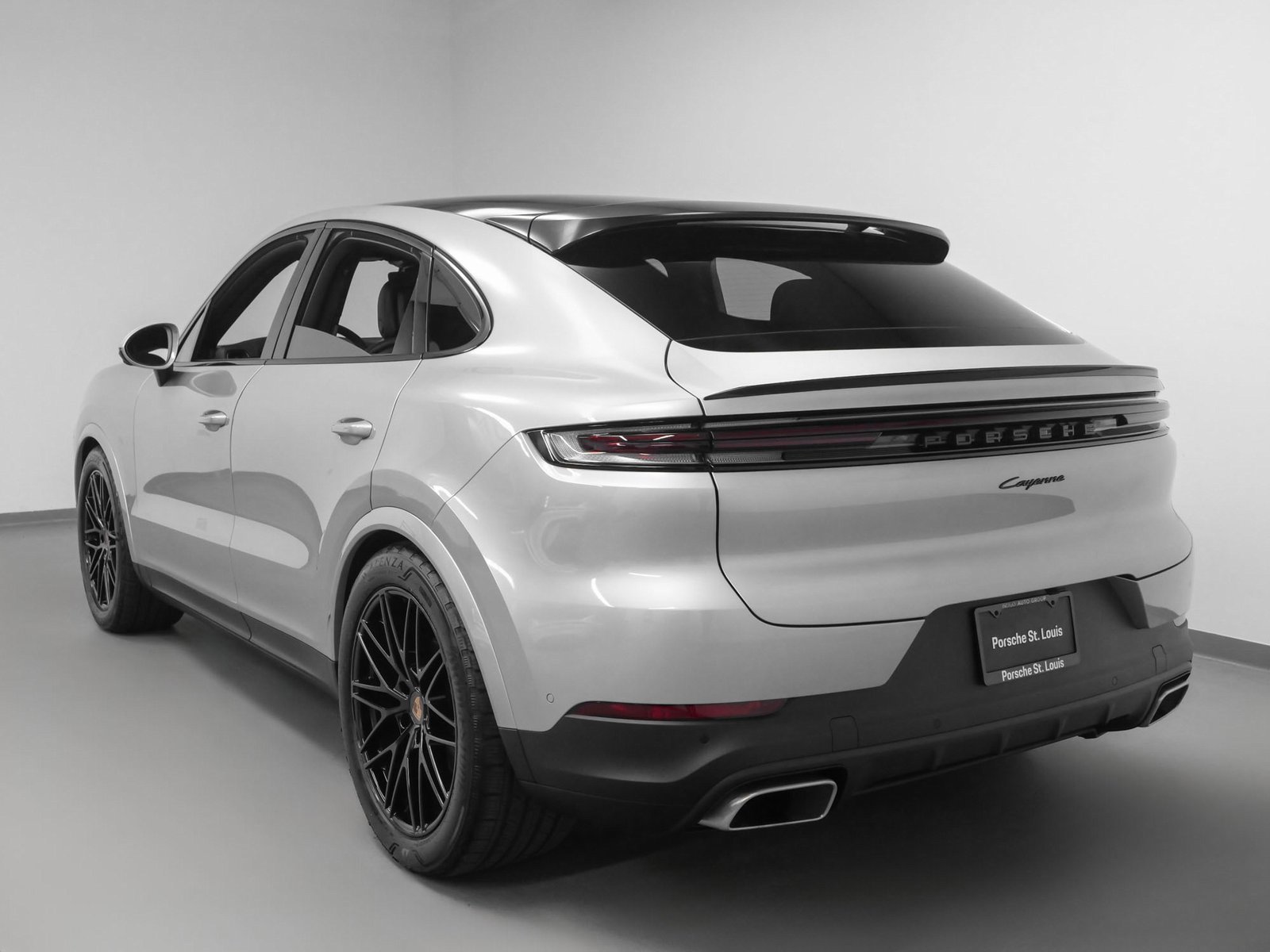 Used 2025 Porsche Cayenne Coupe image 3