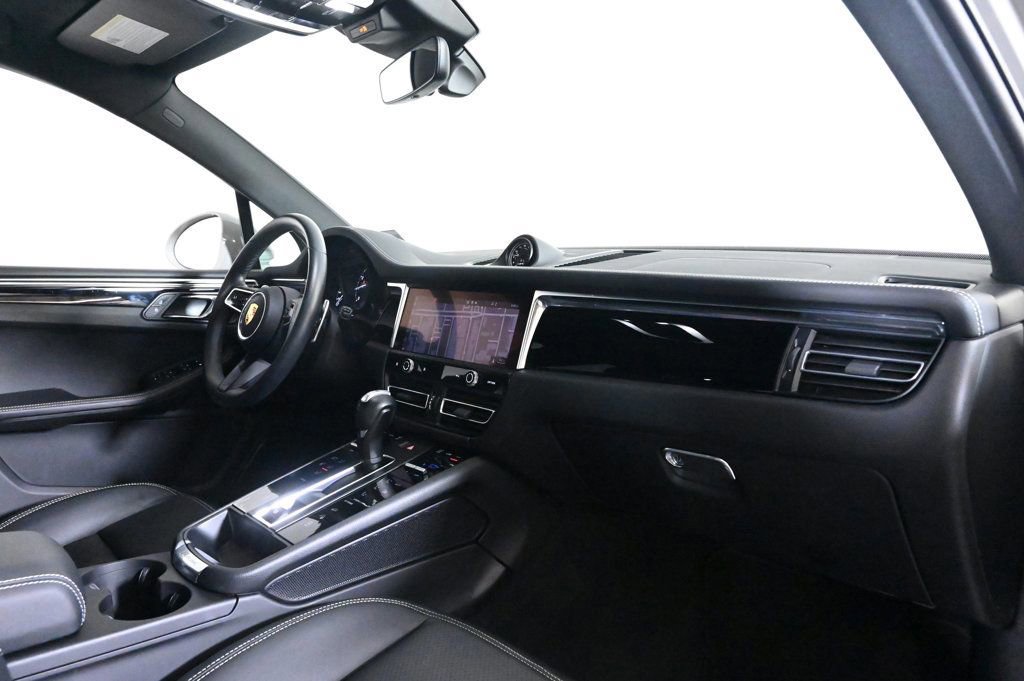 Certified 2023 Porsche Macan image 17