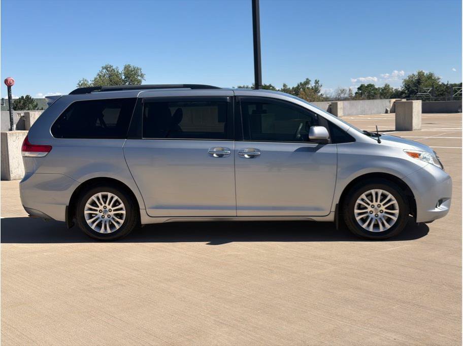 Used 2014 Toyota Sienna XLE FWD image 12