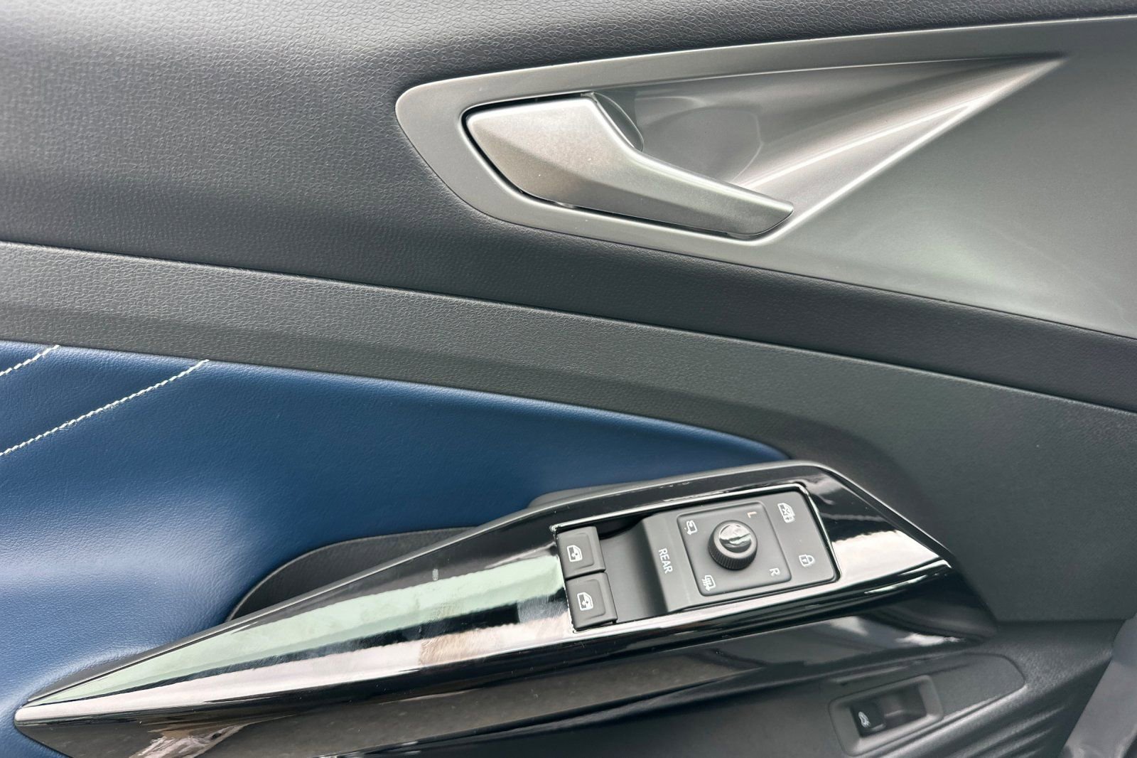 New 2025 Volkswagen ID.4 Pro S Plus AWD/4WD image 9