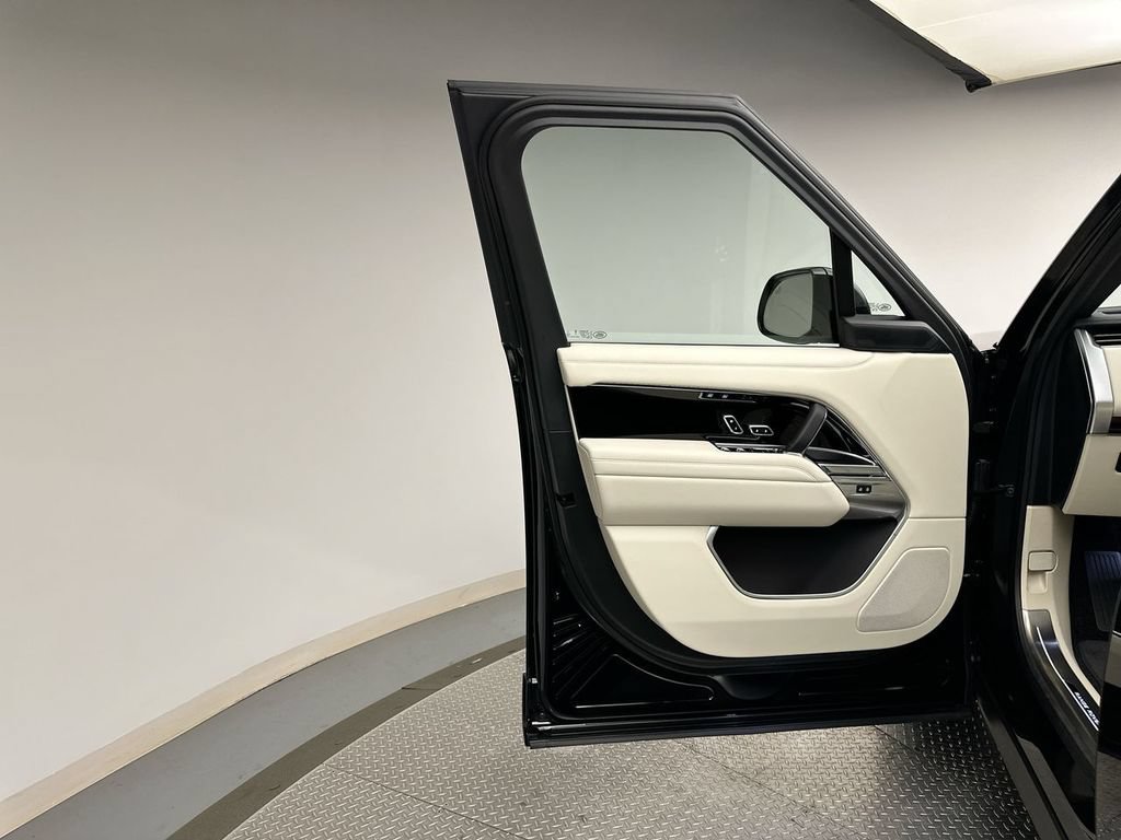 Used 2025 Land Rover Range Rover SE AWD/4WD image 9