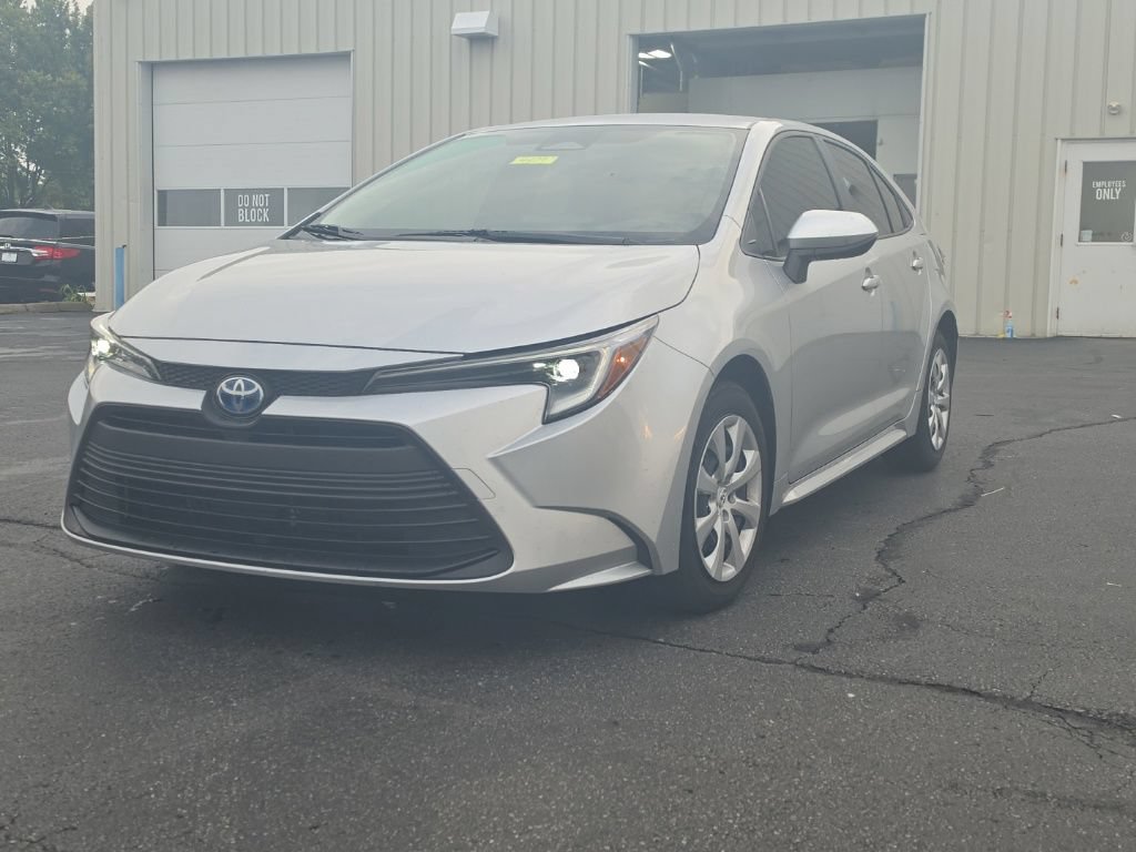 Used 2025 Toyota Corolla LE FWD image 3