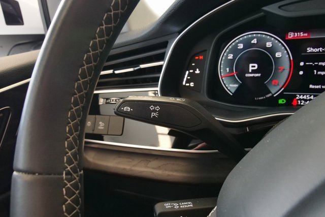 Used 2023 Audi Q8 Premium image 29