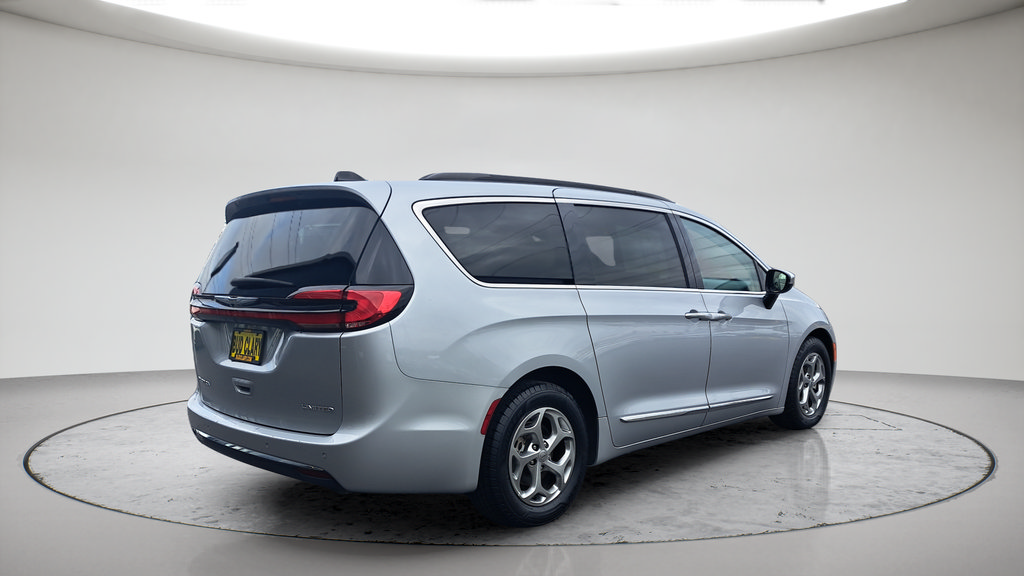 Used 2023 Chrysler Pacifica Limited FWD image 3