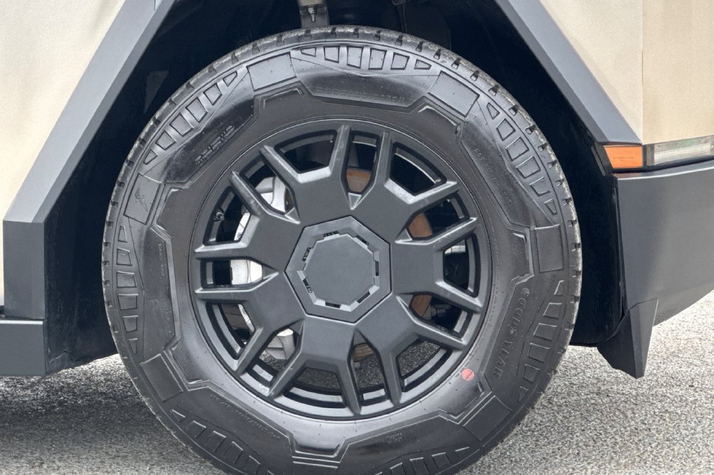 Used 2024 Tesla Cybertruck AWD Crew Cab image 24
