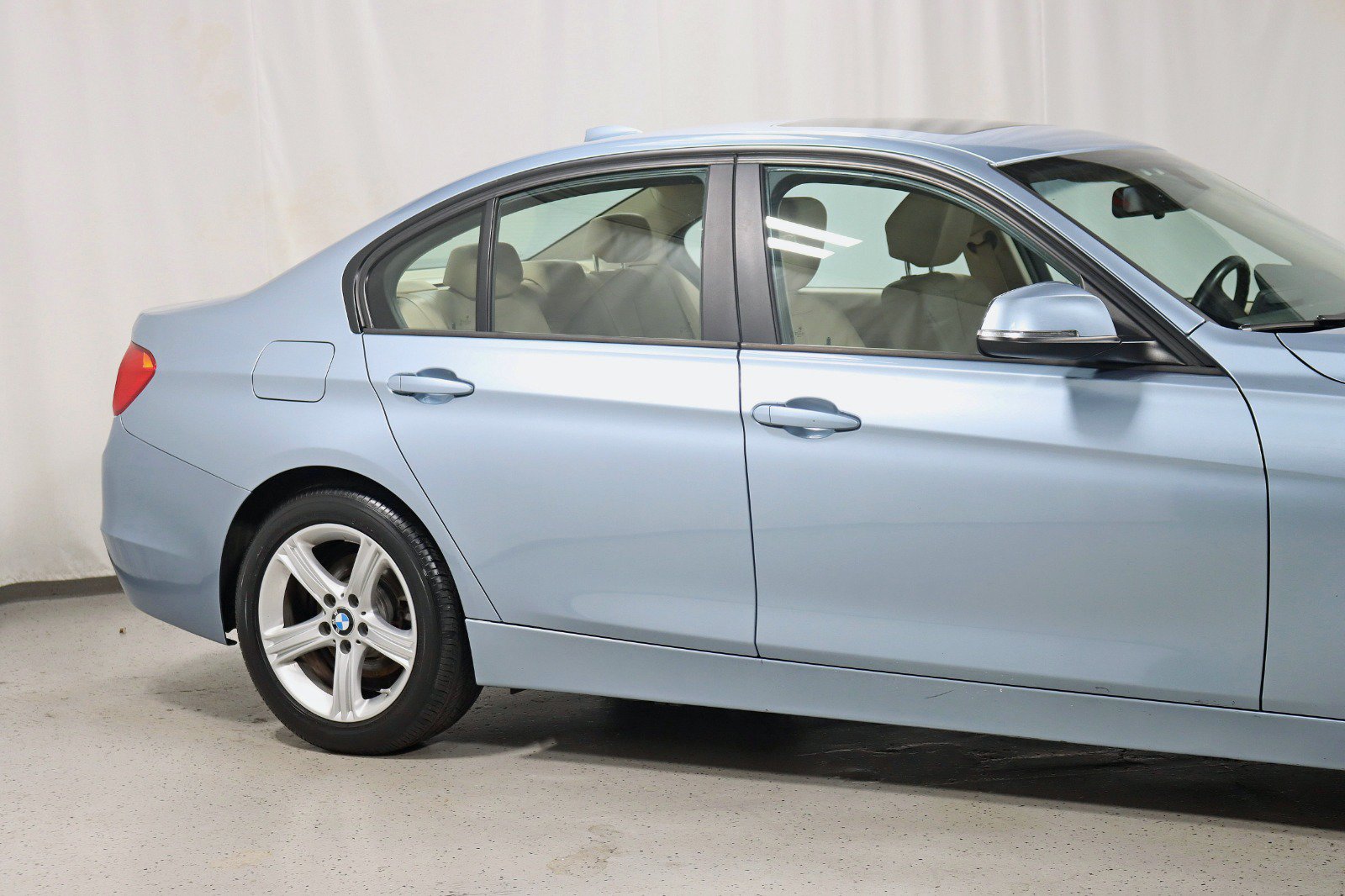 Used 2013 BMW 320i xDrive Sedan AWD/4WD image 3