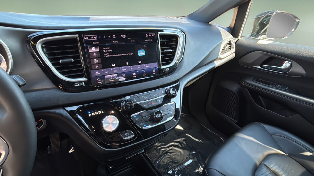 Used 2025 Chrysler Pacifica Select FWD image 24