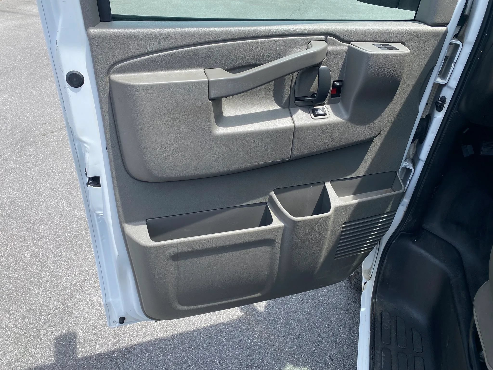 Used 2016 Chevrolet Express 2500 RWD image 8