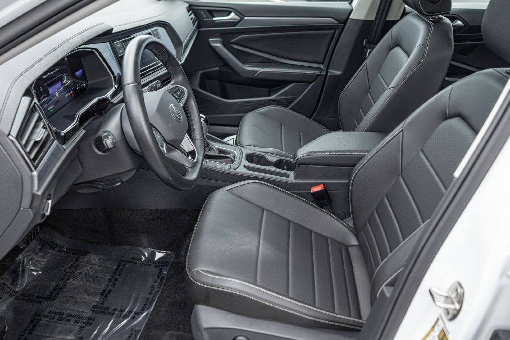 Certified 2023 Volkswagen Jetta SE w/ Panoramic Sunroof Package FWD image 14