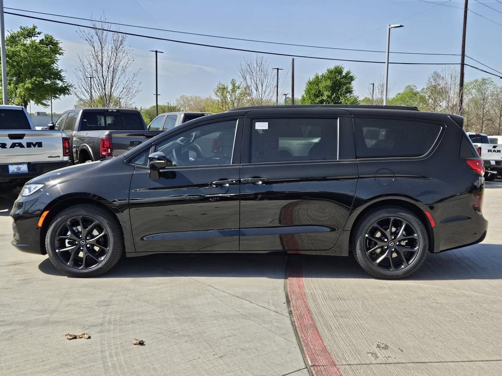 New 2026 Chrysler Pacifica Limited w/ Uconnect Theater Family Group FWD image 2