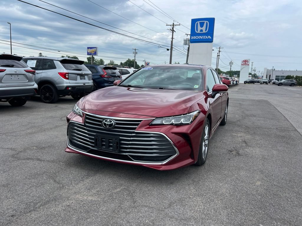 Used 2022 Toyota Avalon XLE w/ Moonroof Package FWD video 1