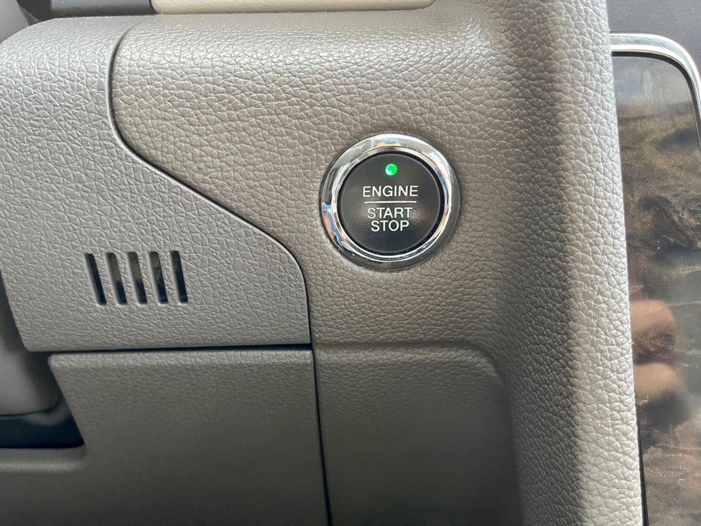 Used 2015 Lincoln Navigator 2WD image 34