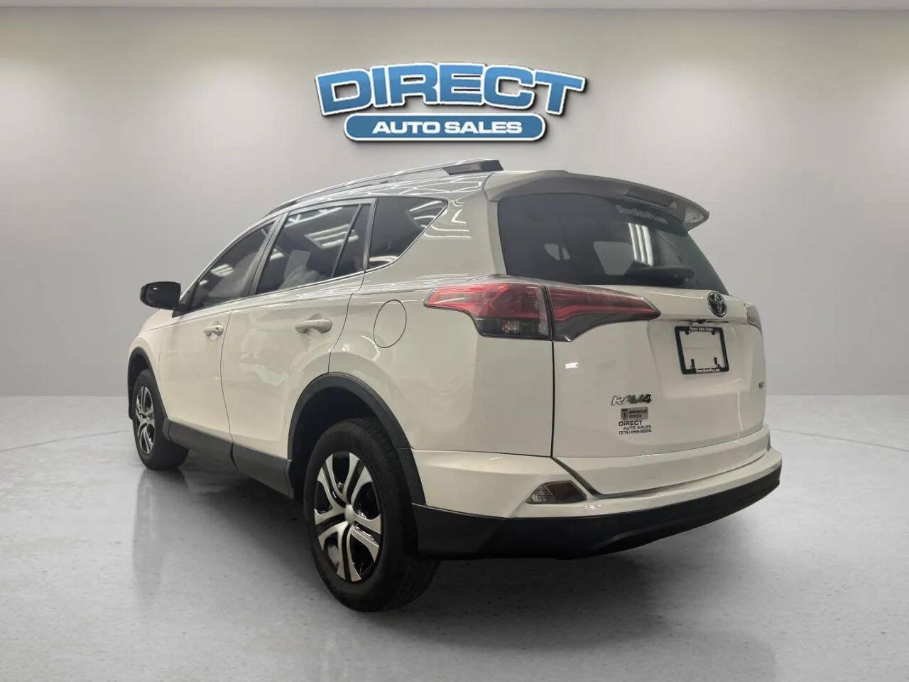 Used 2018 Toyota RAV4 LE FWD image 4