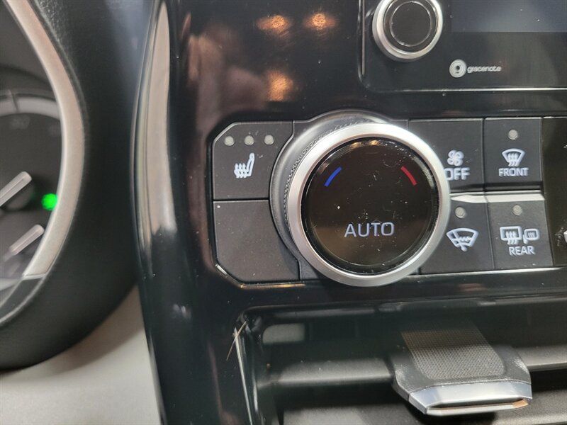Used 2021 Toyota Highlander XLE AWD/4WD image 34