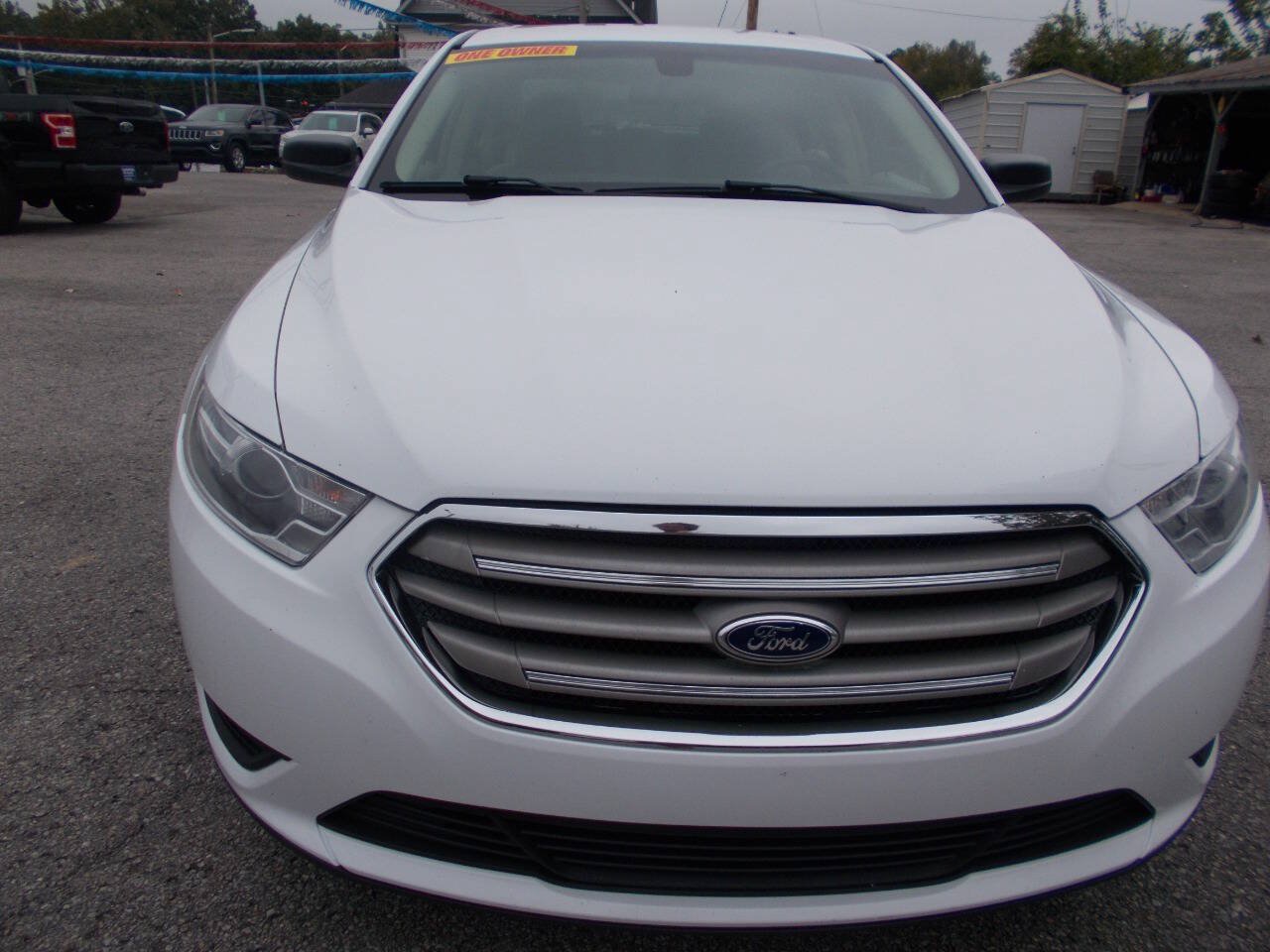 Used 2016 Ford Taurus SE FWD image 2