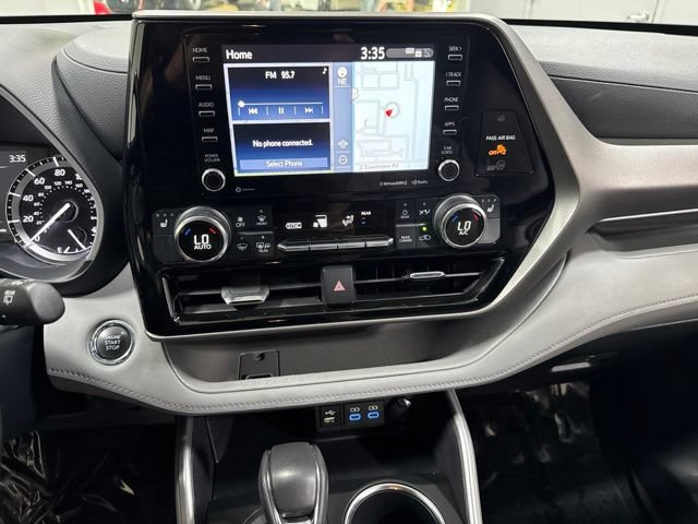 Used 2022 Toyota Highlander XLE AWD/4WD image 20