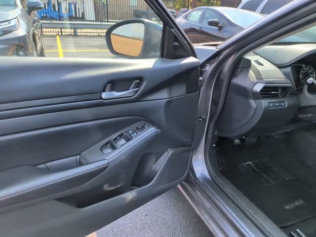 Used 2024 Nissan Altima 2.5 SV FWD image 11