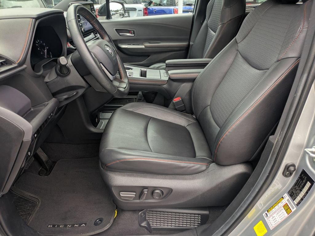 Used 2024 Toyota Sienna XSE FWD image 11