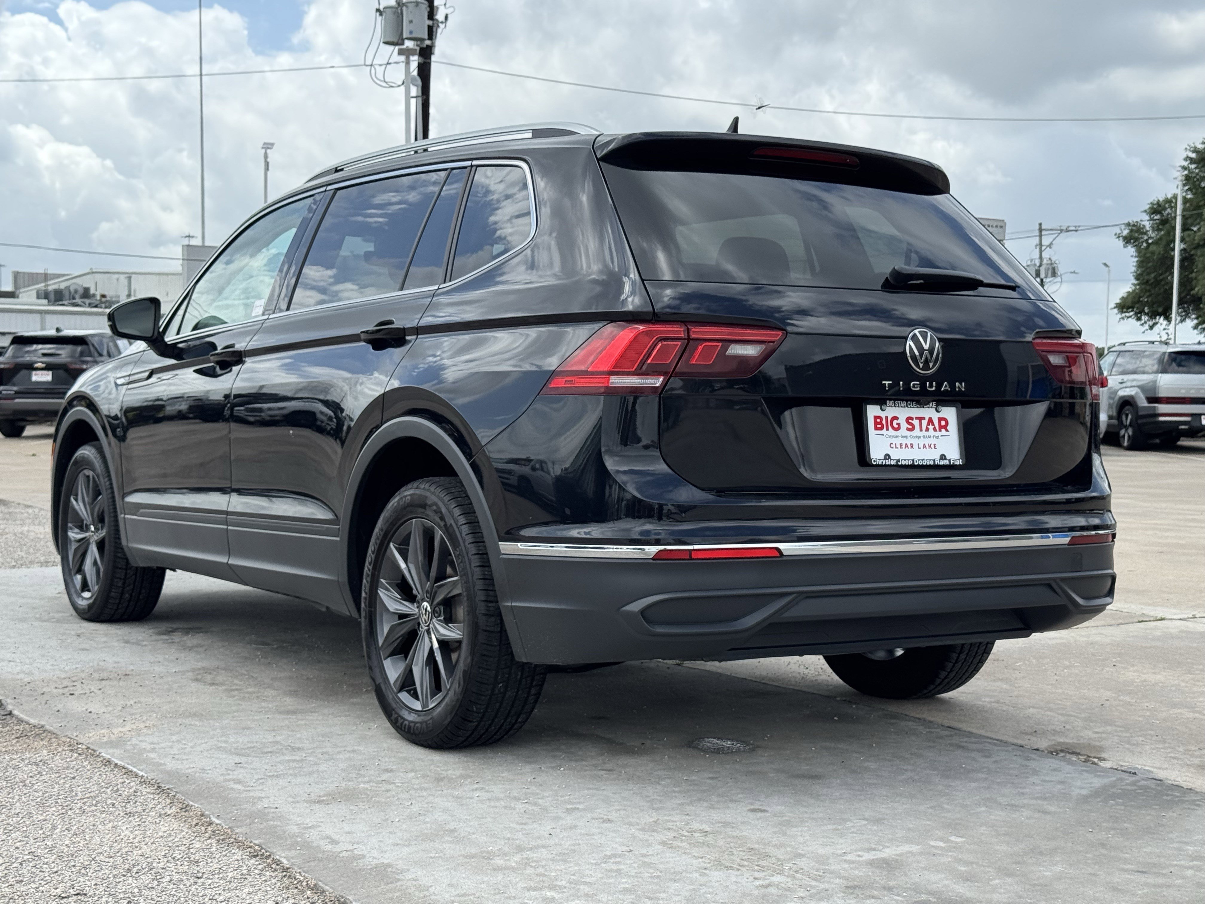 Used 2024 Volkswagen Tiguan SE FWD image 8