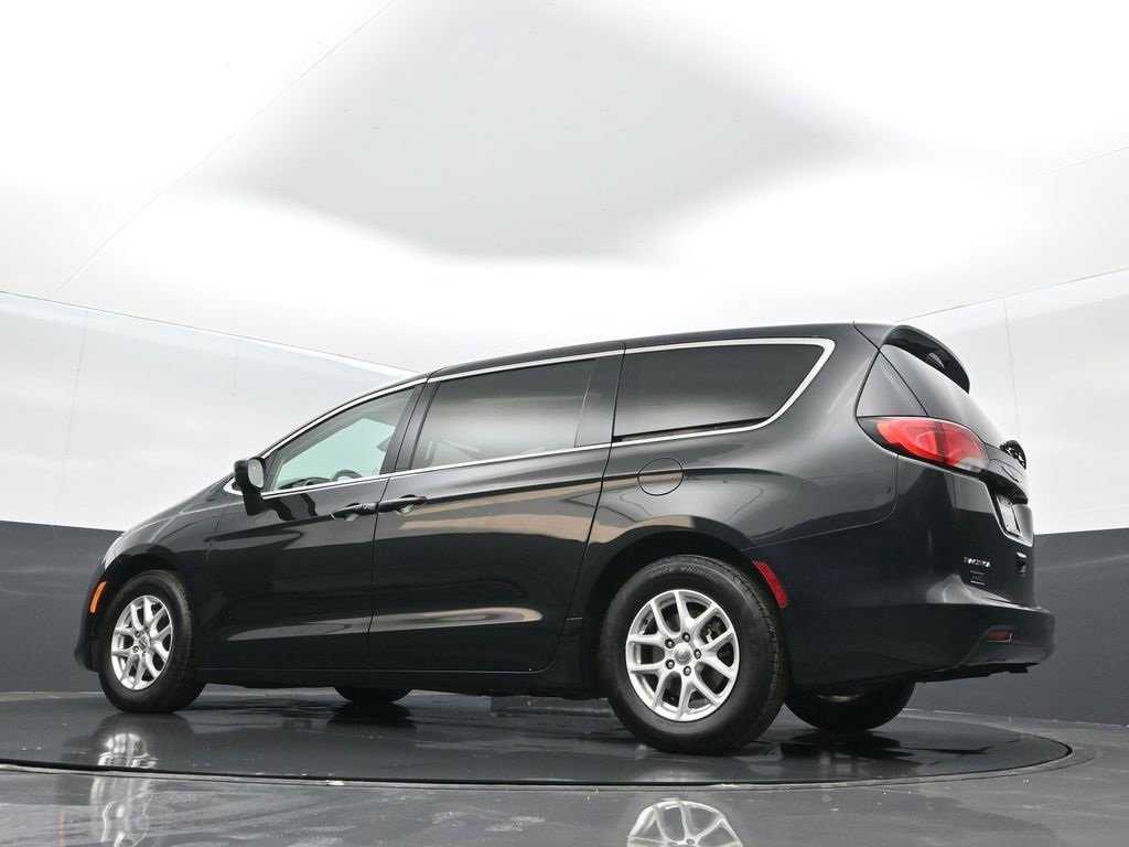 Used 2017 Chrysler Pacifica Touring image 17