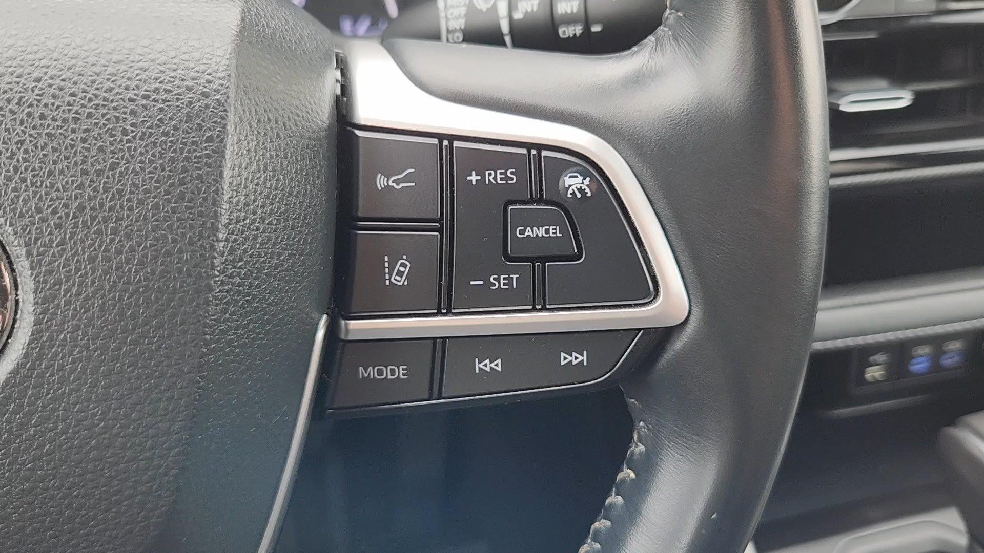 Used 2022 Toyota Highlander XSE FWD image 13