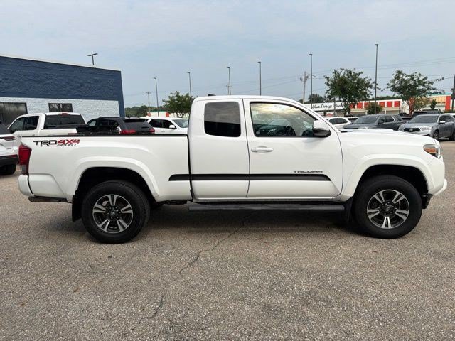 Used 2017 Toyota Tacoma TRD Sport w/ Premium & Technology Package AWD/4WD image 6