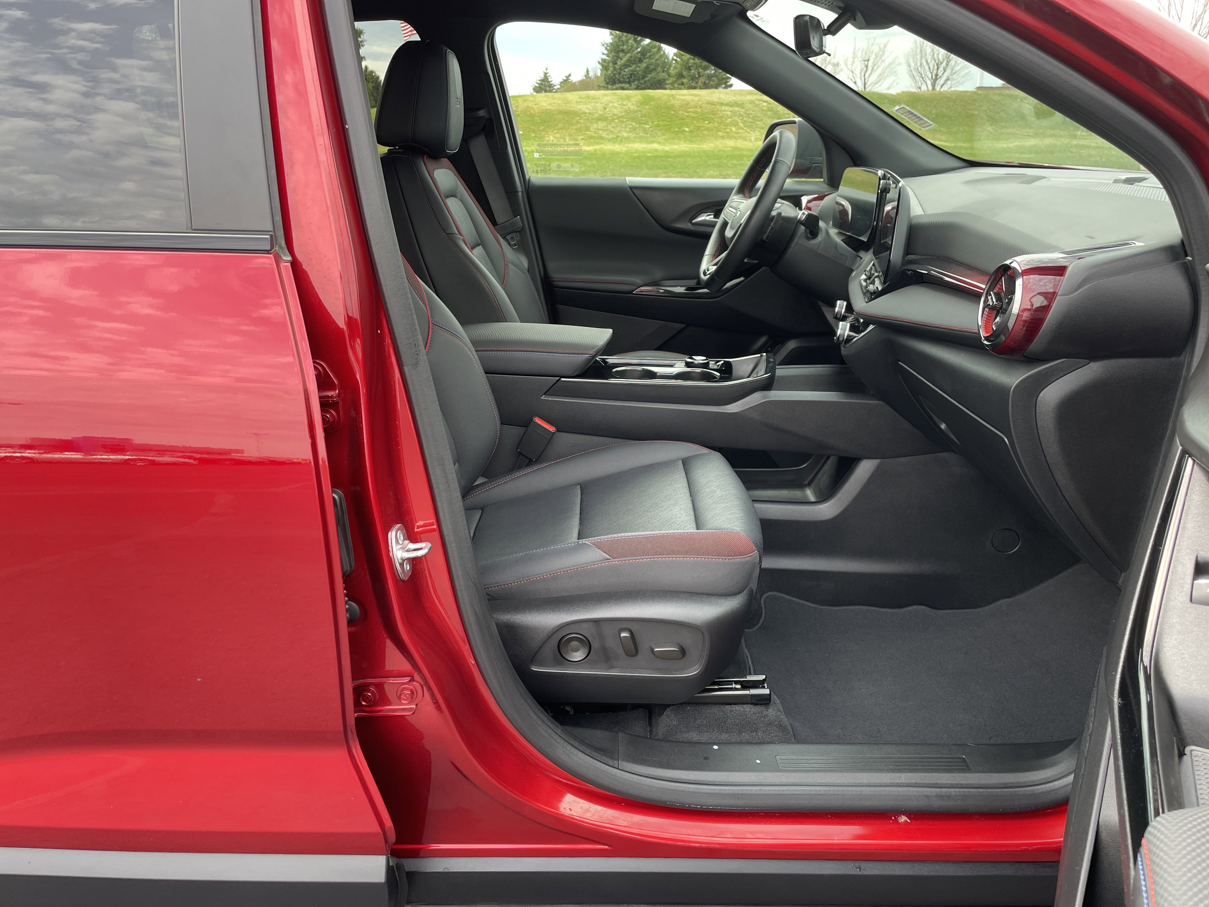 Used 2025 Chevrolet Equinox RS w/ Safety and Technology Package AWD/4WD image 25