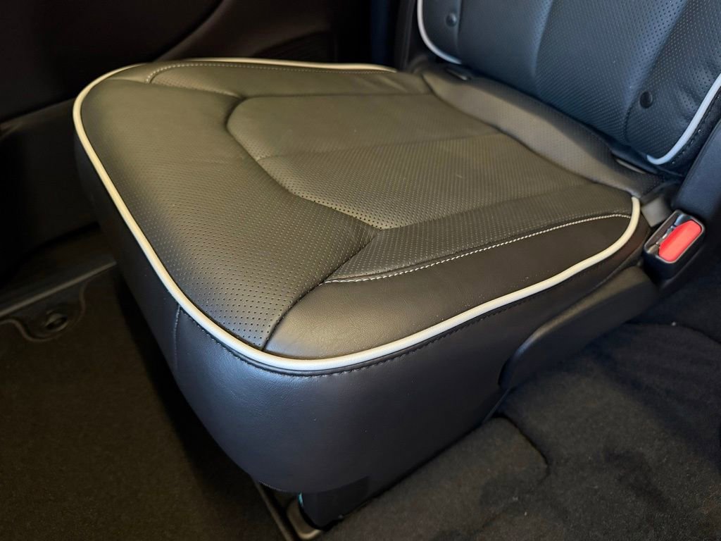 New 2026 Chrysler Pacifica Limited image 23