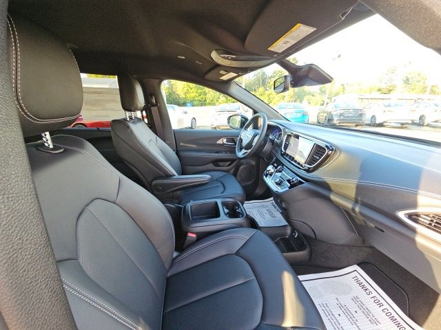 New 2026 Chrysler Pacifica Select image 37