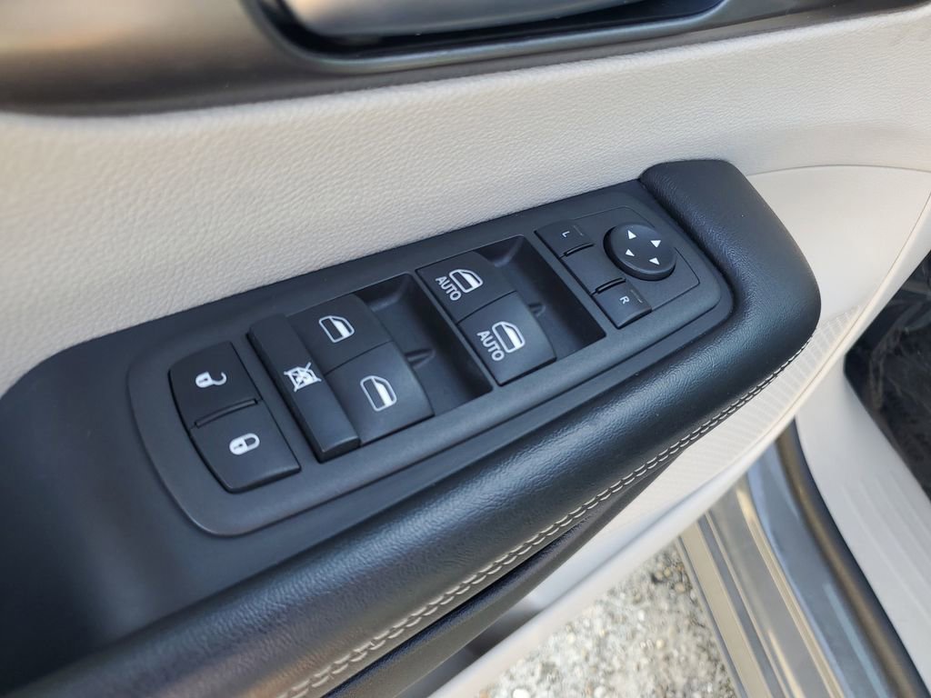 Used 2022 Chrysler Pacifica Touring-L image 9