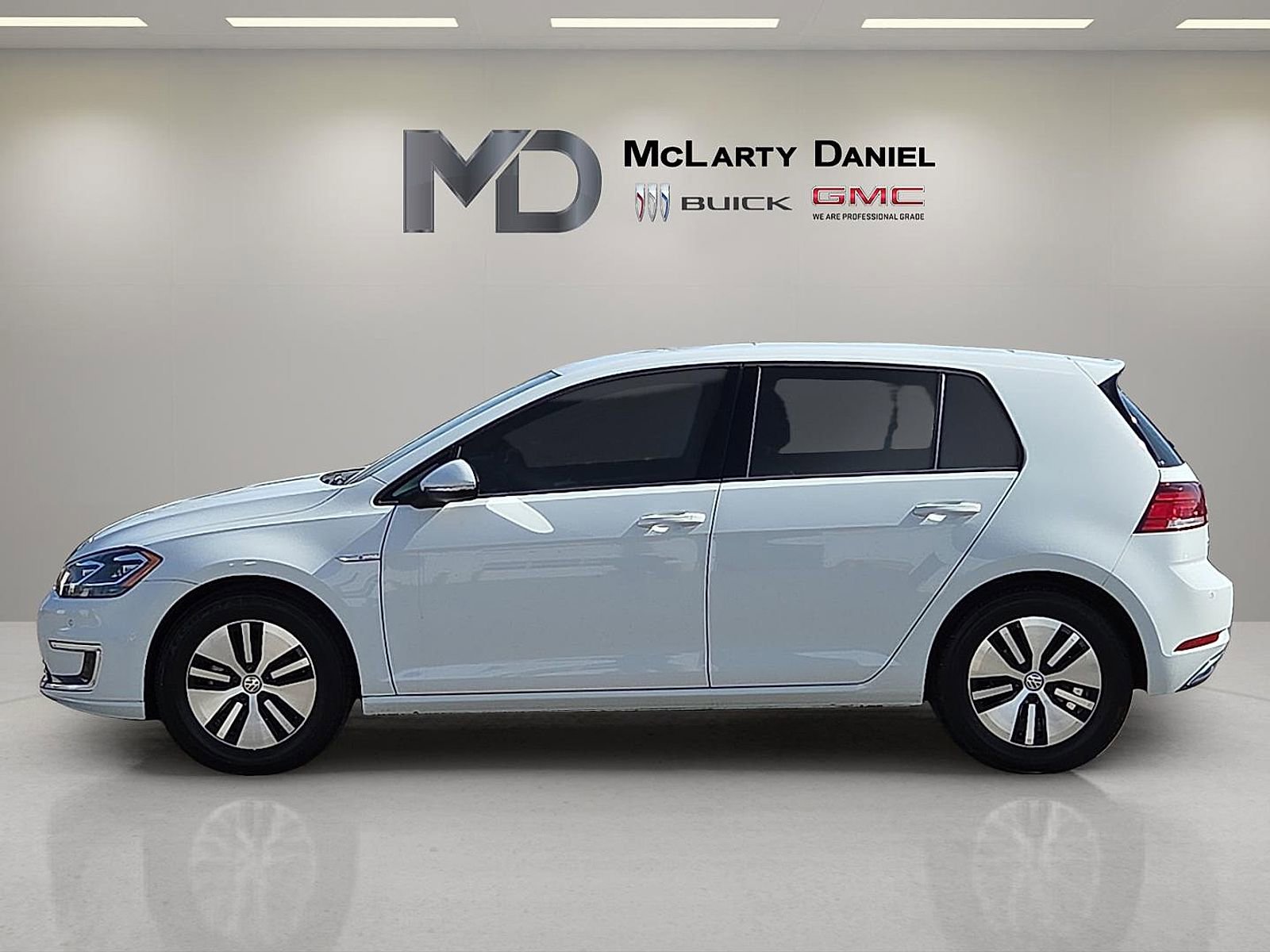 Used 2018 Volkswagen e-Golf SEL Premium FWD image 3
