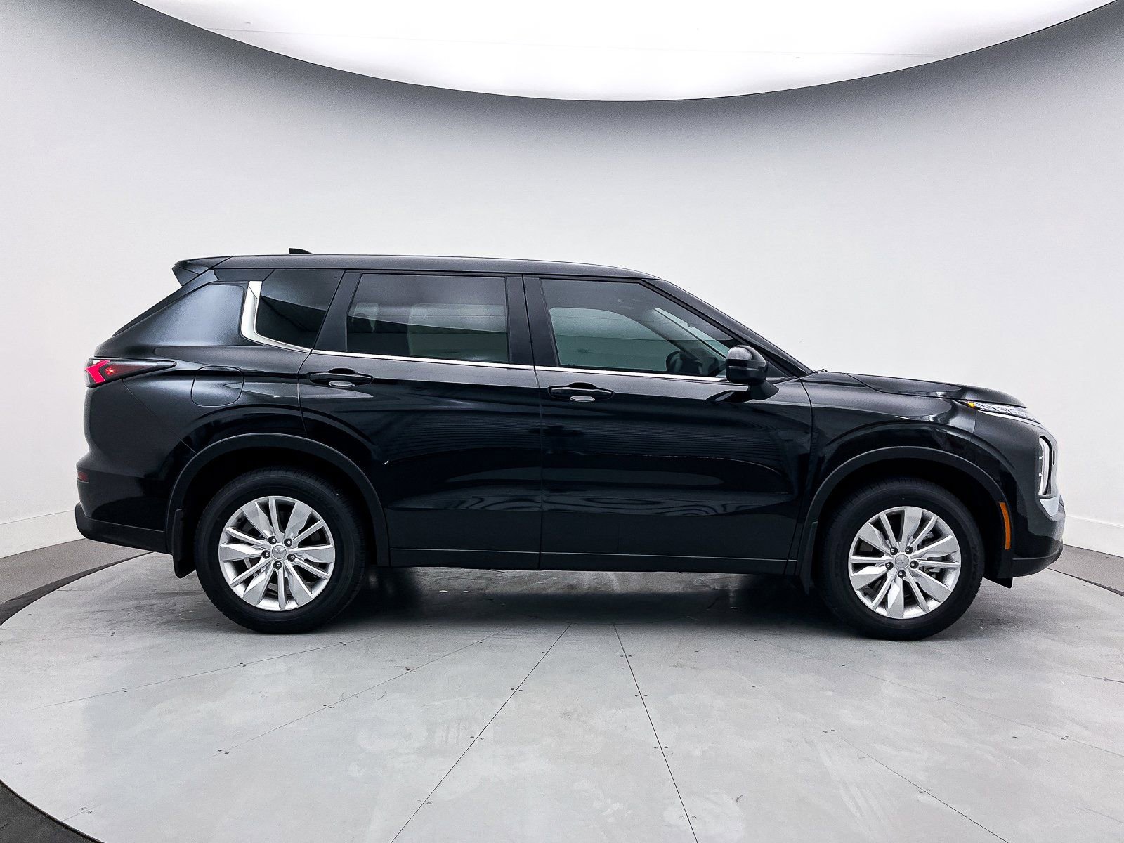 New 2025 Mitsubishi Outlander ES image 8