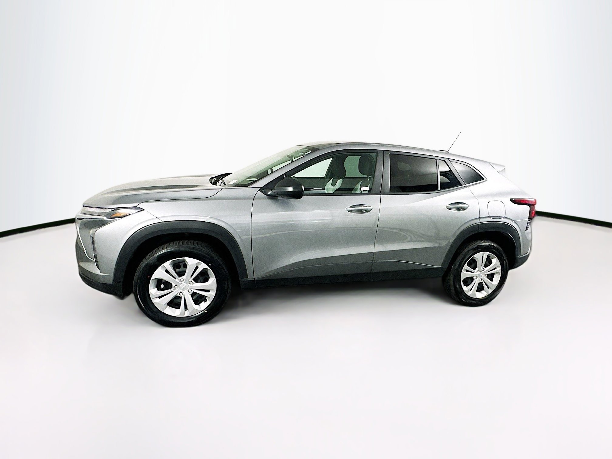 Used 2025 Chevrolet Trax LS image 4