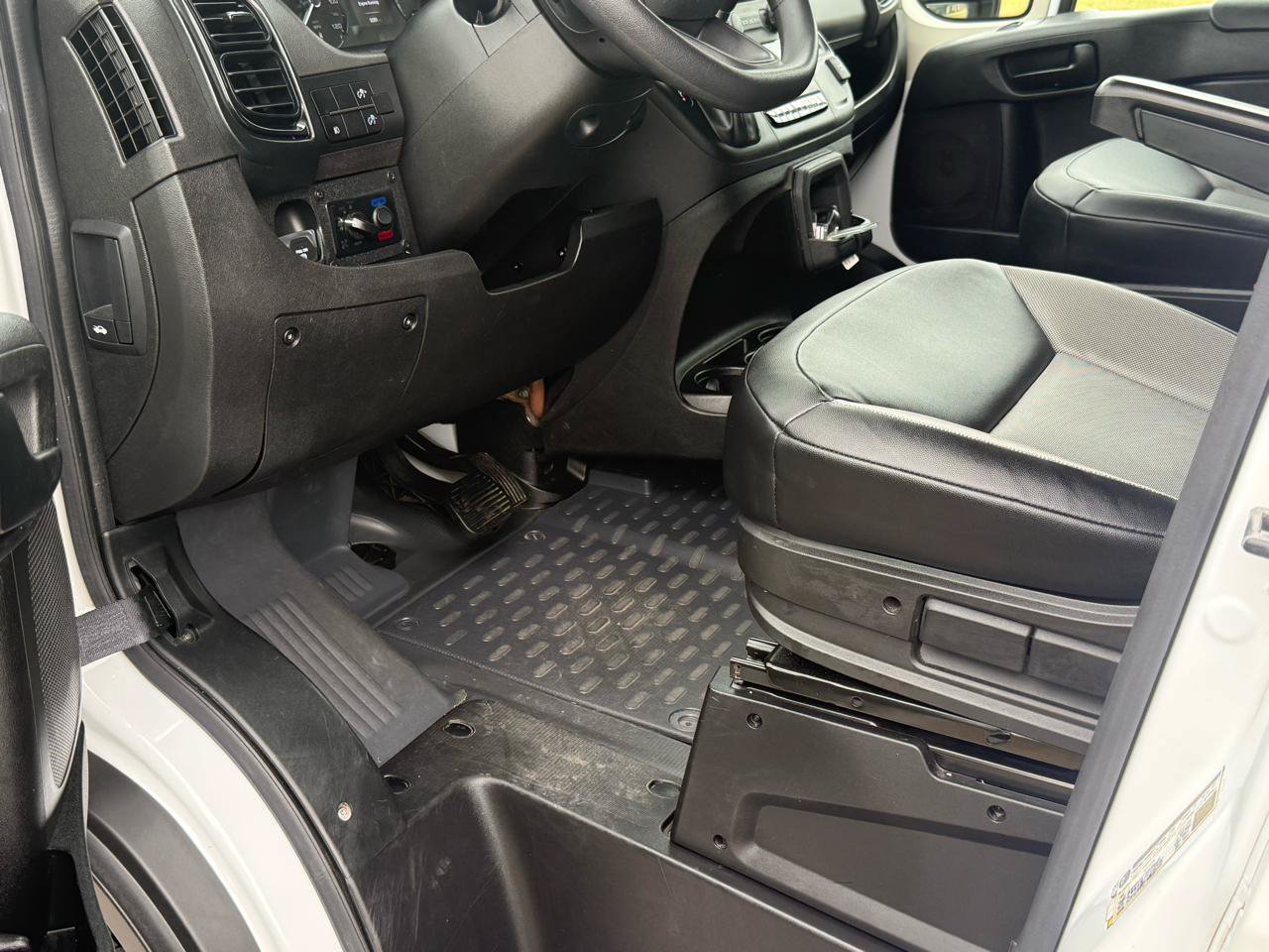 Used 2022 RAM ProMaster 2500 w/ Convenience Group FWD image 18