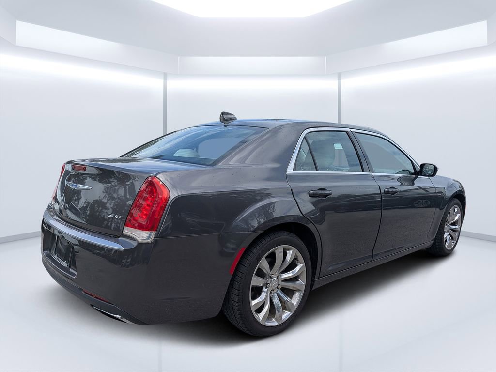 Used 2018 Chrysler 300 Touring w/ Chrome Appearance Package RWD image 3
