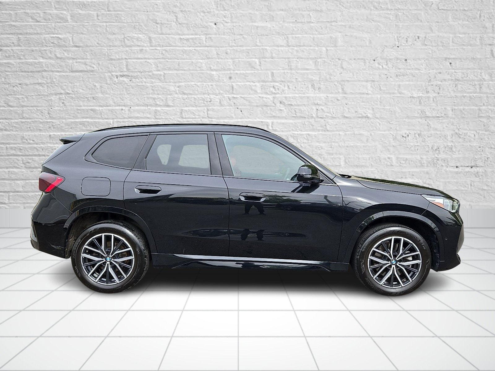 Used 2023 BMW X1 xDrive28i w/ M Sport Package AWD/4WD image 7
