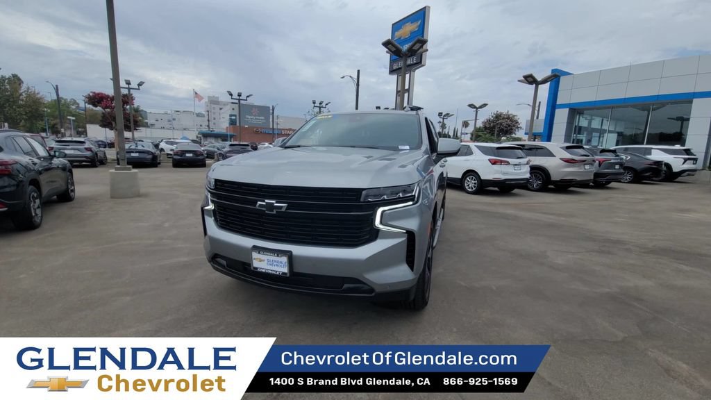 Used 2024 Chevrolet Suburban RST RWD image 4