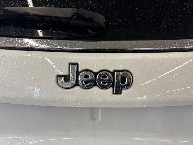 Used 2025 Jeep Compass Latitude AWD/4WD image 16