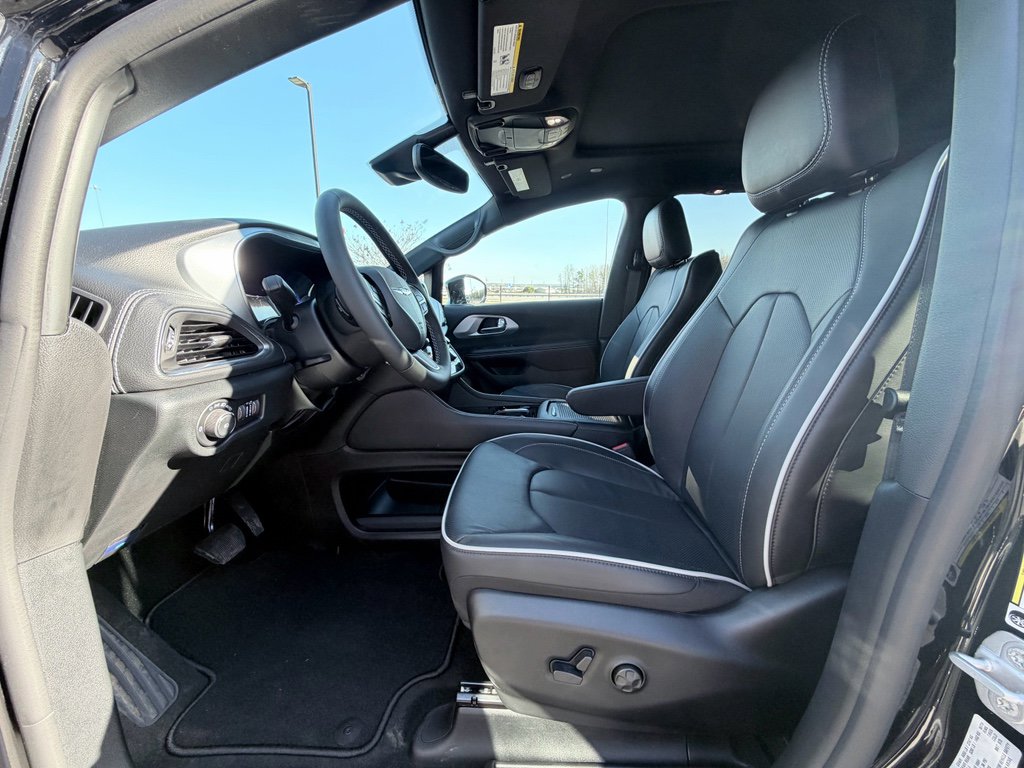New 2026 Chrysler Pacifica Limited image 18