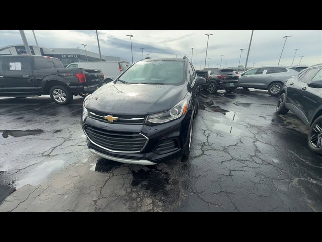 Certified 2022 Chevrolet Trax LT w/ LT Convenience Package image 3