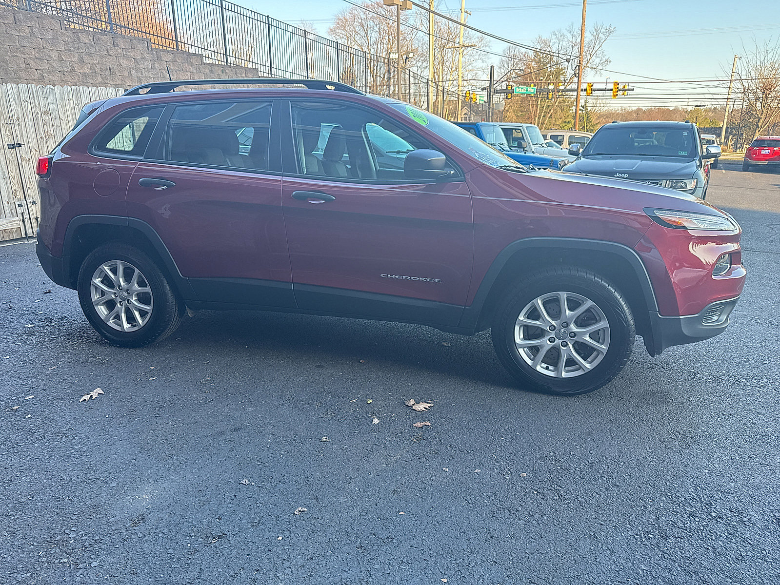 Used 2016 Jeep Cherokee Sport image 2