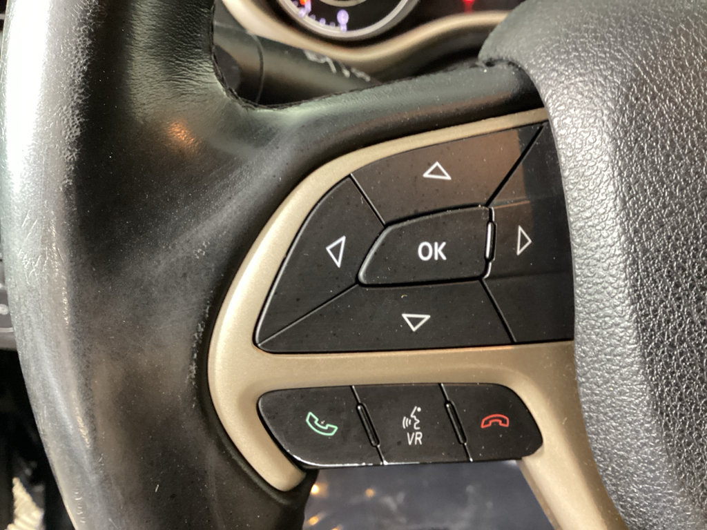 Used 2017 Jeep Cherokee Latitude AWD/4WD image 22