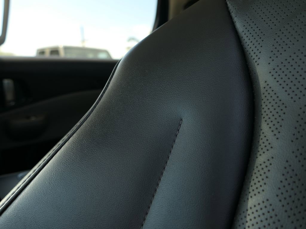 Used 2025 Kia Carnival image 12