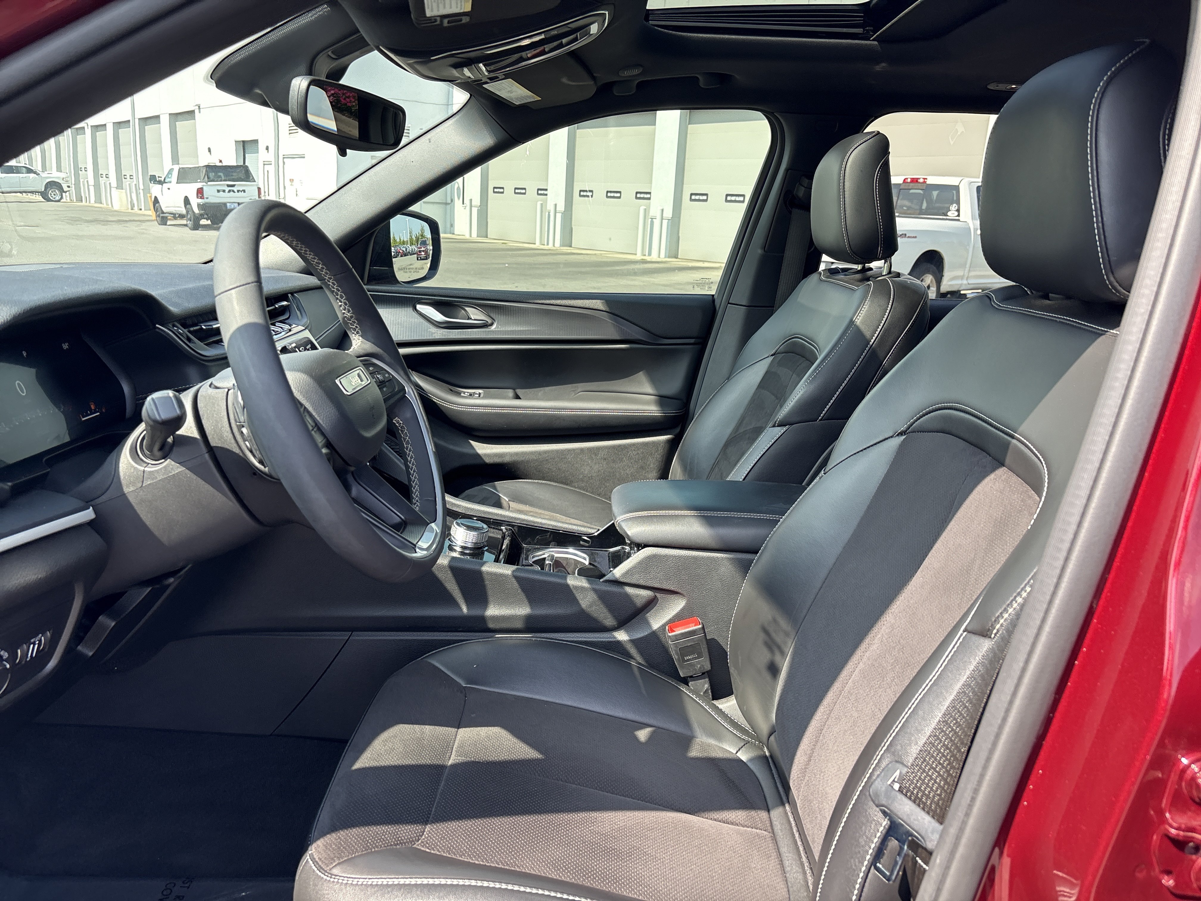 Used 2023 Jeep Grand Cherokee Altitude RWD image 18