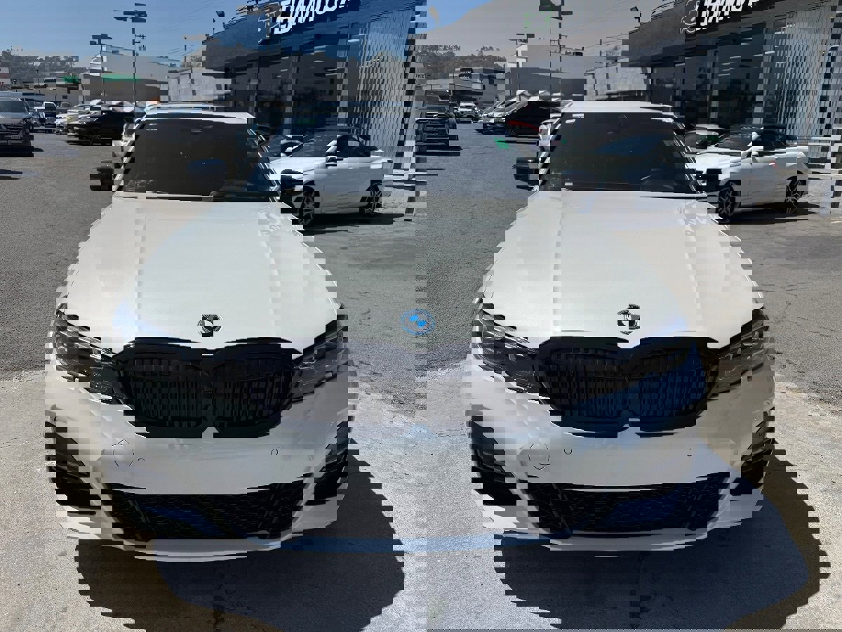 Used 2022 BMW 330e w/ M Sport Package image 4