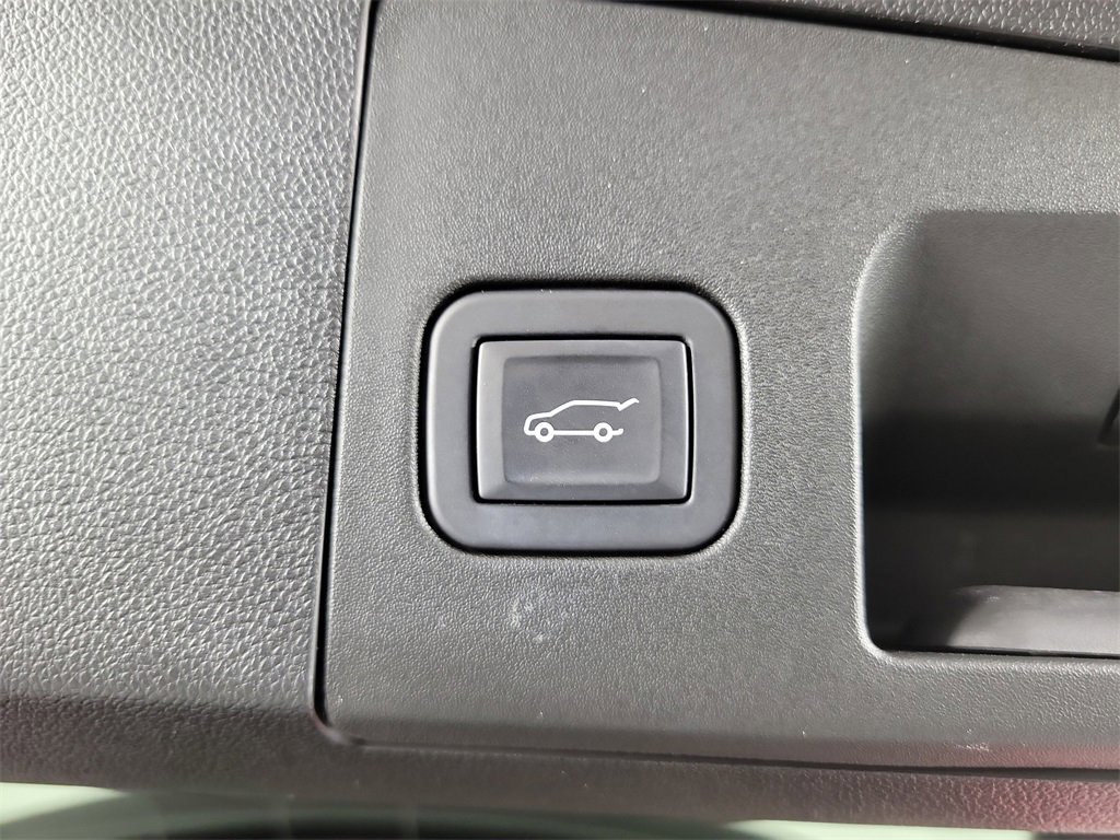 Certified 2024 Cadillac XT4 Luxury w/ Cold Weather Package image 9