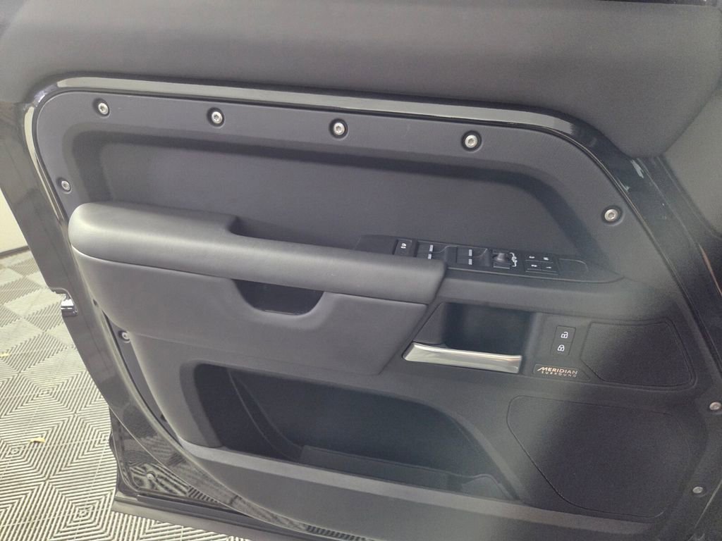 Used 2025 Land Rover Defender 130 X-Dynamic SE image 21