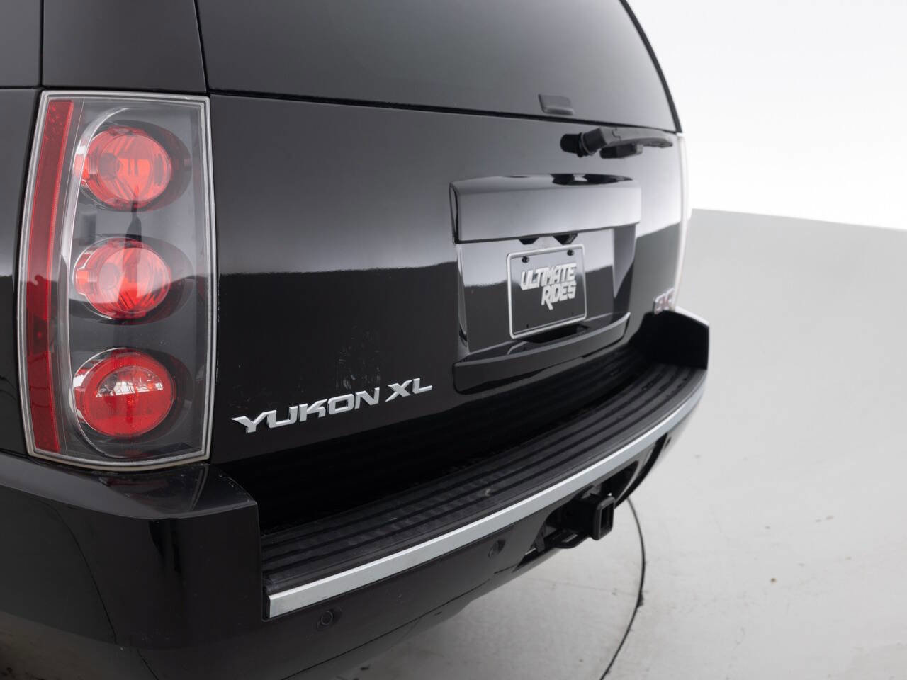 Used 2011 GMC Yukon XL Denali image 16